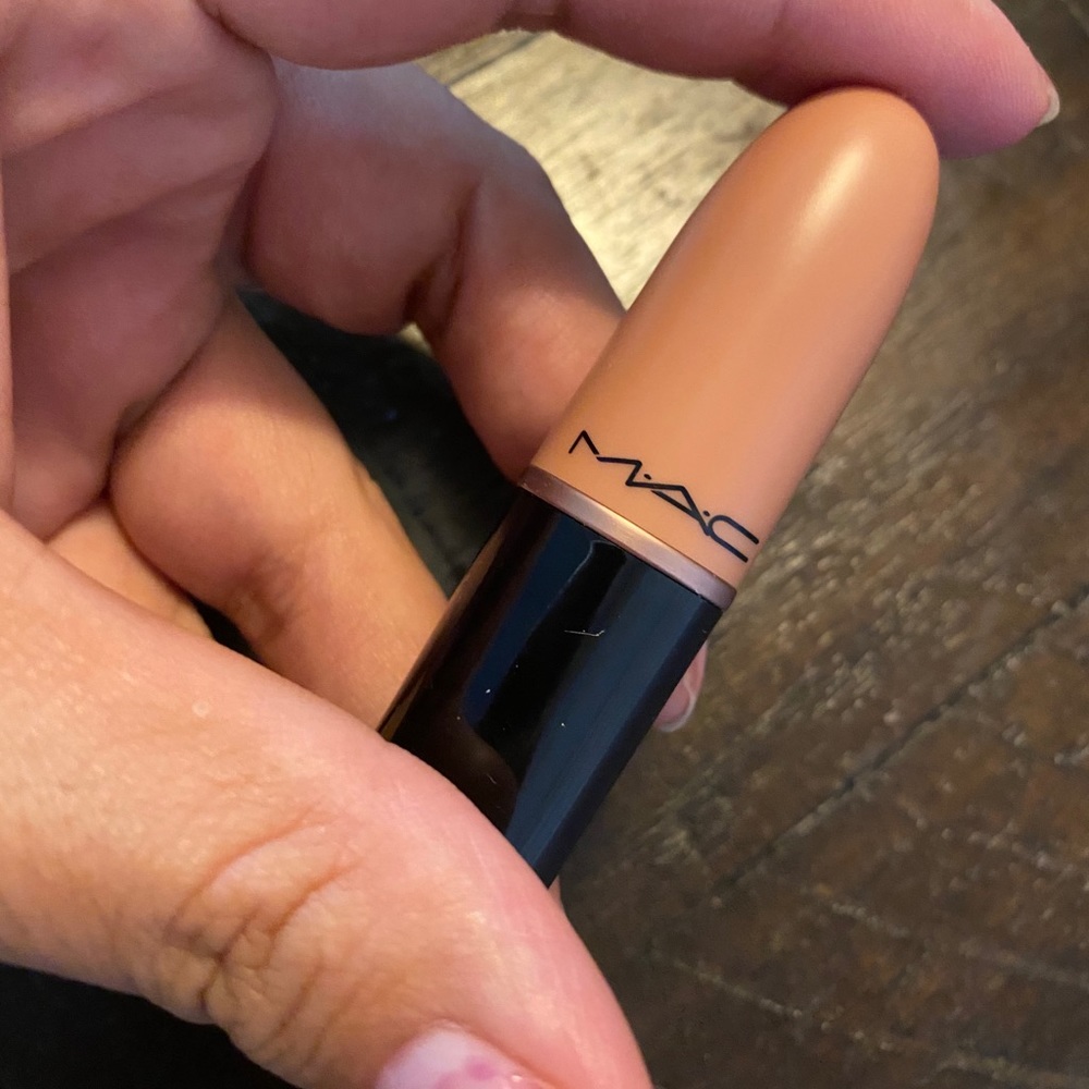 M.A.C CREMESHEEN NUDE LIPSTICK